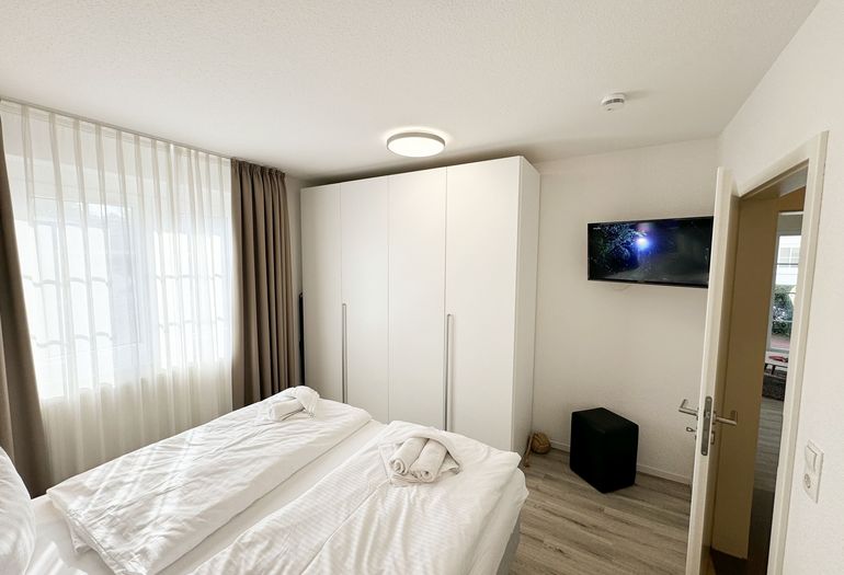 Schlafzimmer mit Kleiderschrank und TV Schlafzimmer mit Kleiderschrank und TV