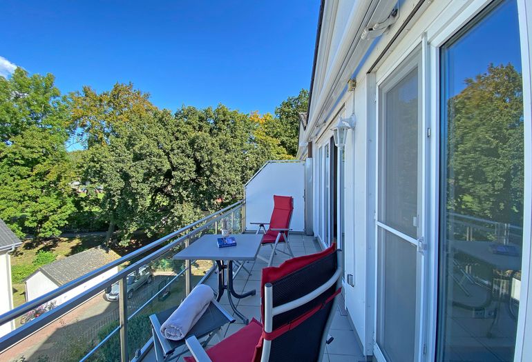 bestuhlter Balkon