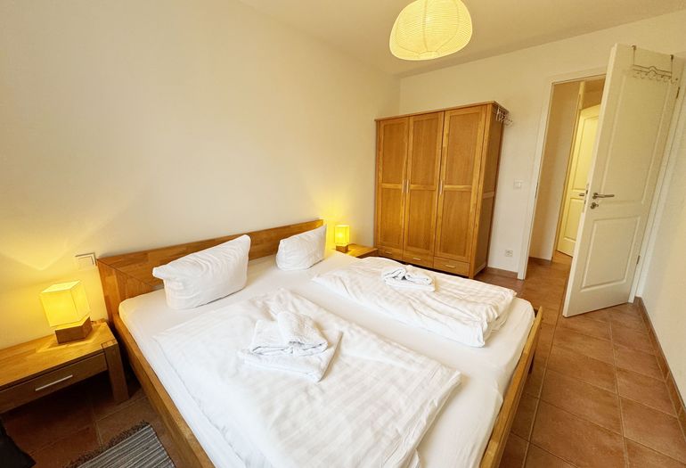 Schlafzimmer mit Doppelbett und Kleiderschrank