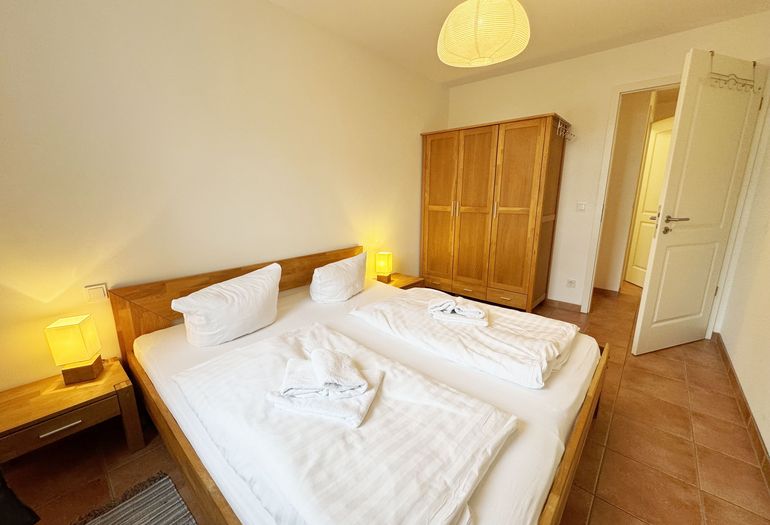 Schlafzimmer mit Doppelbett und Kleiderschrank Schlafzimmer mit Doppelbett und Kleiderschrank