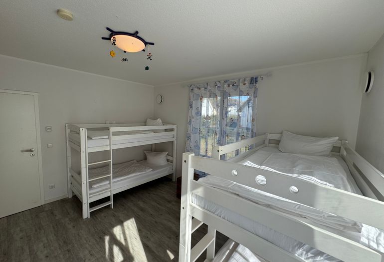 Zwei einzeln stehende Etagenbetten