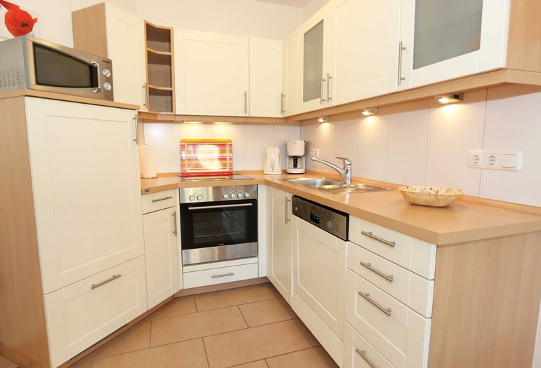 moderne Küchenzeile mit Backofen