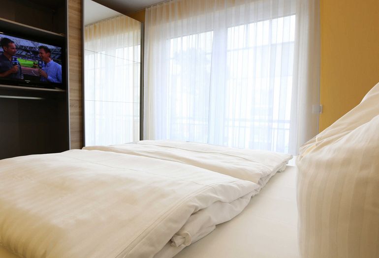 1. Schlafzimmer und 2. Schlafzimmer mit Boxspringbett und TV