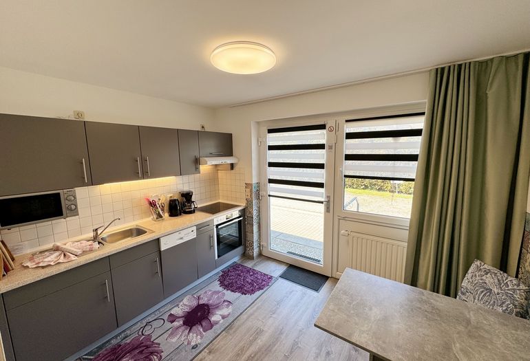 Küchenzeile mit Blick zum Eingang