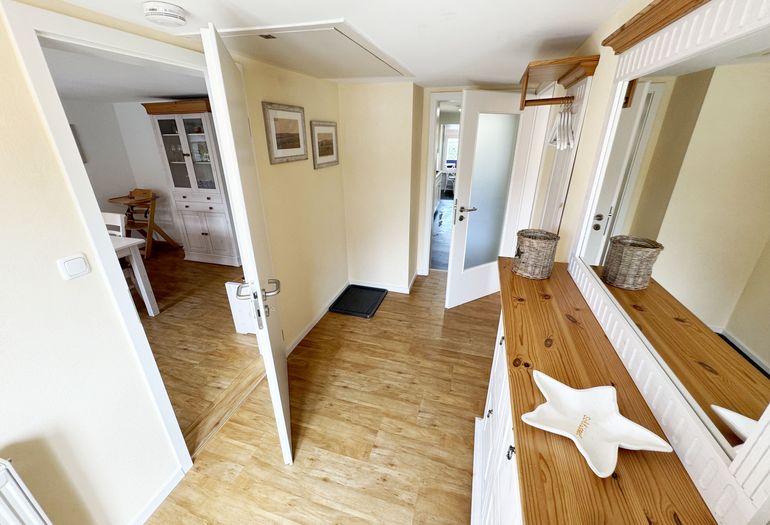 Flurbereich mit Blick ins große Esszimmer Flurbereich mit Blick ins große Esszimmer