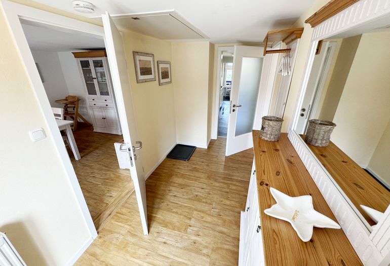 Flurbereich mit Blick ins große Esszimmer