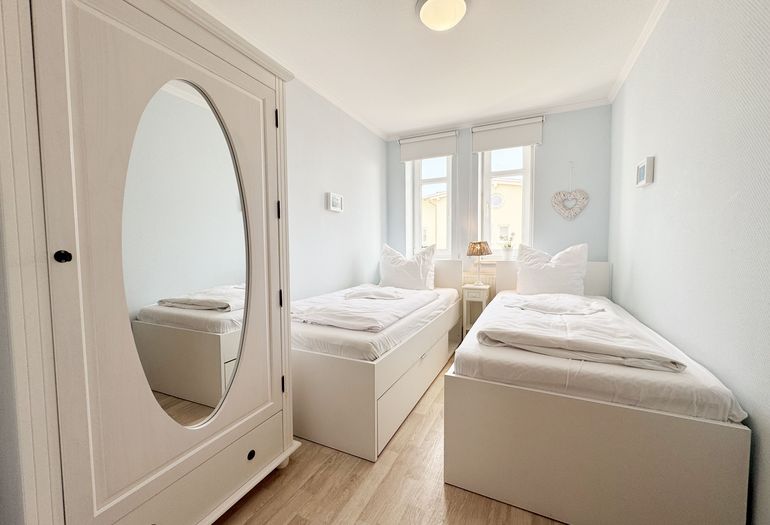 2. Schlafzimmer mit 2 Einzelbetten und Kleiderschrank 2. Schlafzimmer mit 2 Einzelbetten und Kleiderschrank