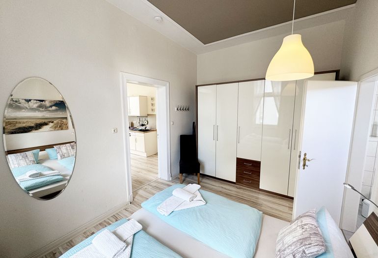 Schlafzimmer mit Kleiderschrank