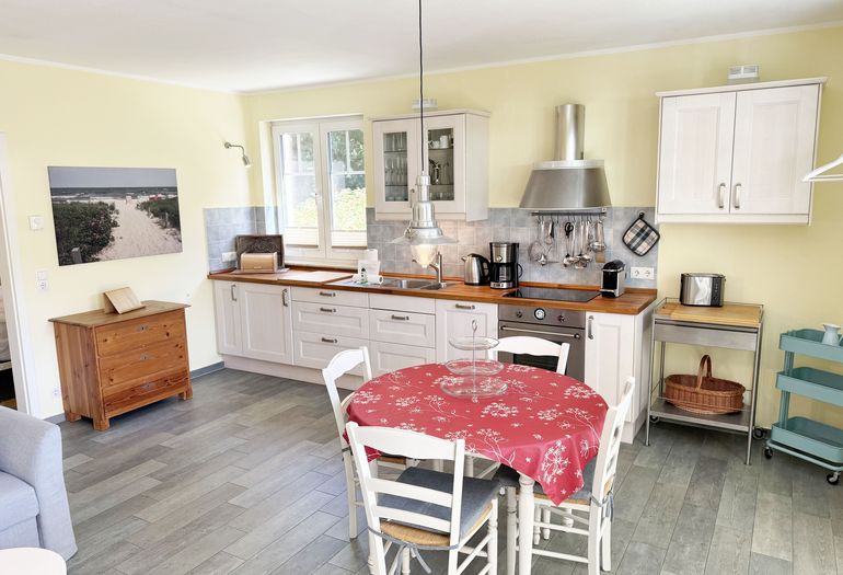 offene Küchenzeile mit Essplatz und Stühlen offene Küchenzeile mit Essplatz und Stühlen