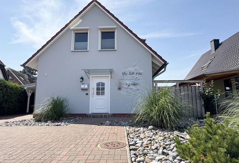 Außenansicht Haupteingang und Parkplatz