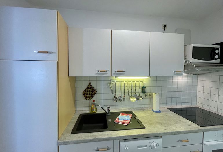 separate Küchenzeile mit Mikrowelle