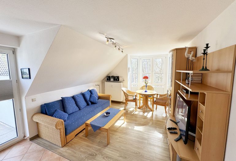 Wohnbereich mit Zugang zum Balkon