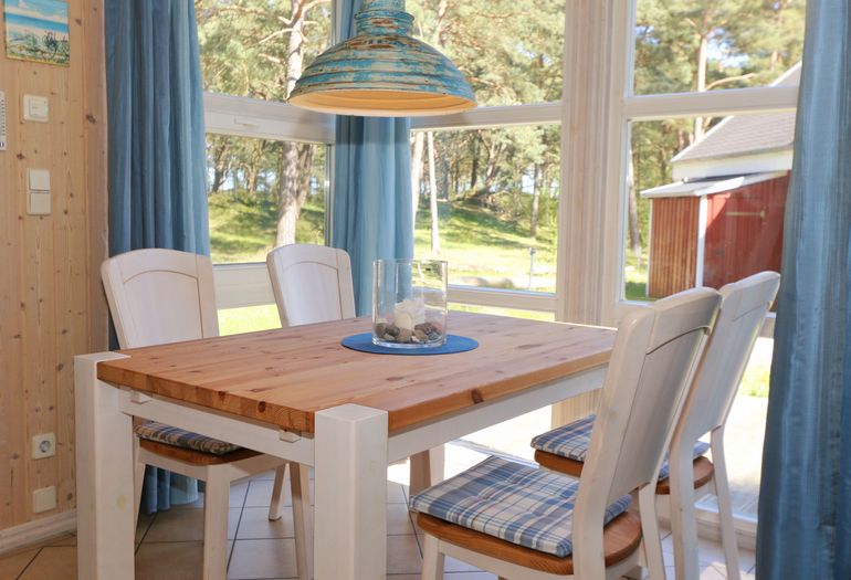 Ferienhaus Sandkörnchen - Essbereich mit Blick in den Strandpark