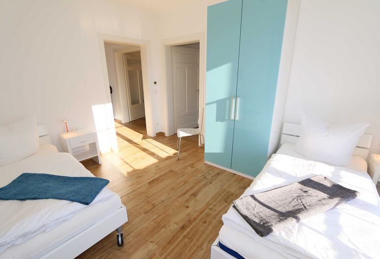 2. Schlafzimmer mit Einzelbetten und Kleiderschrank