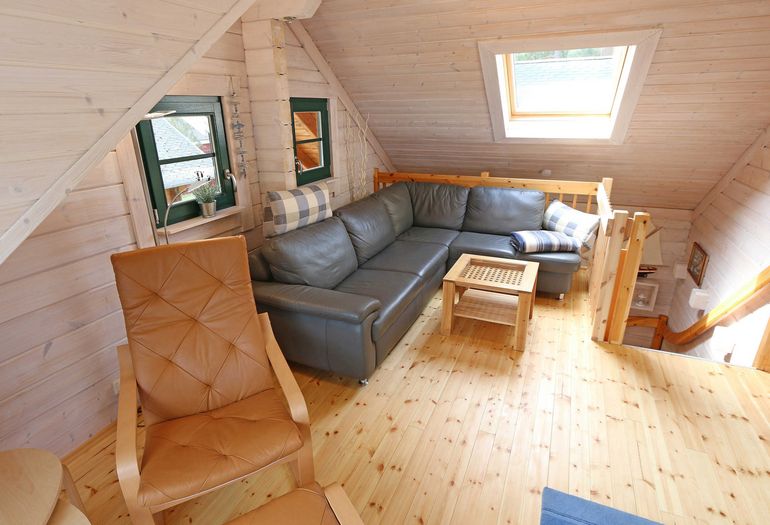 helle Galerie mit TV-Gerät