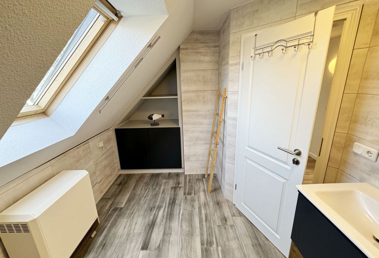 Waschtisch und Ablage im Duschbad Waschtisch und Ablage im Duschbad