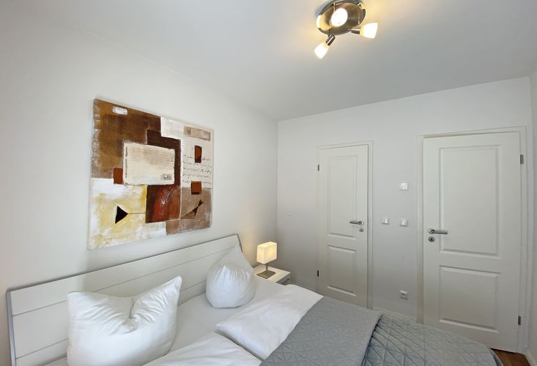 Schlafzimmer mit begehbarem Kleiderschrank