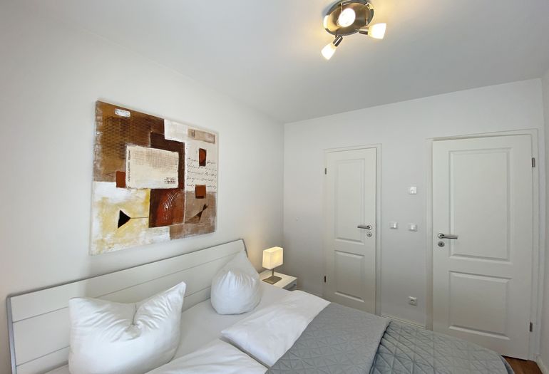 Schlafzimmer mit begehbarem Kleiderschrank