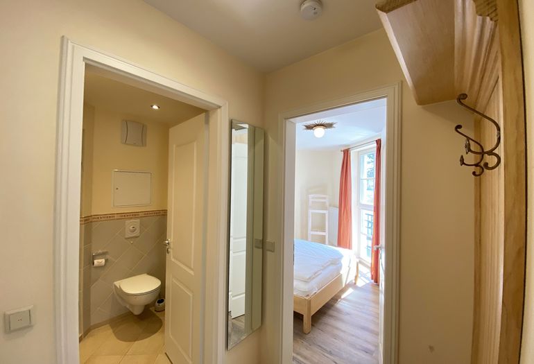 kleiner Flur mit Blick in Badezimmer