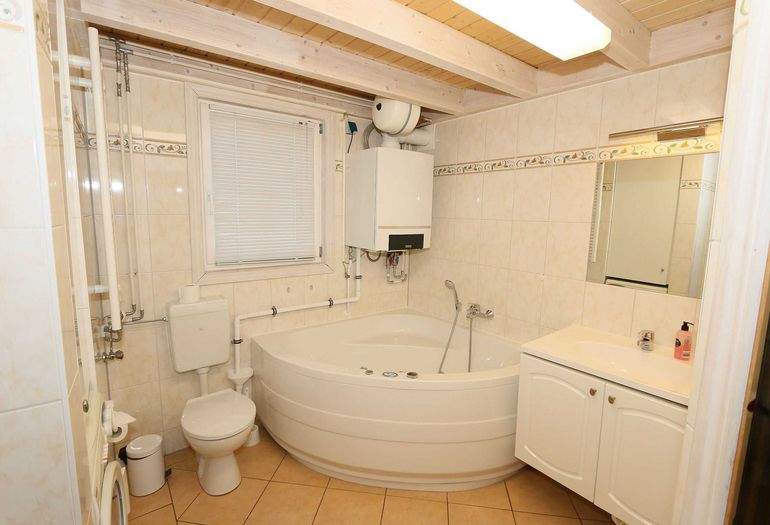 Badezimmer mit Dusche im Erdgeschoss