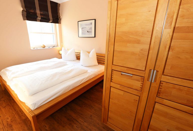 Schlafzimmer mit Doppelbett