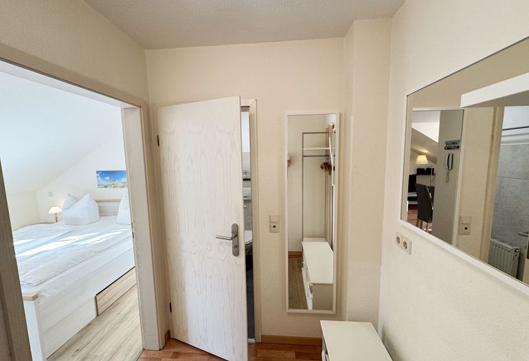 Flurbereich mit Blick in das Schlafzimmer