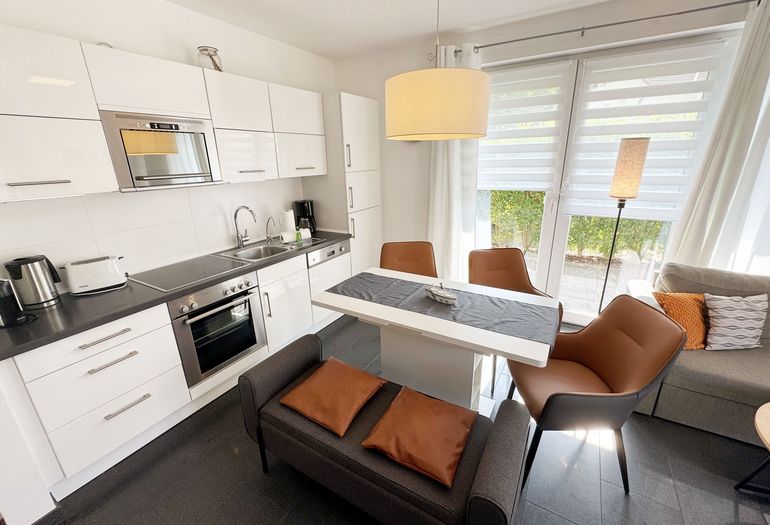 Küchenzeile mit diversen Küchenutensilien