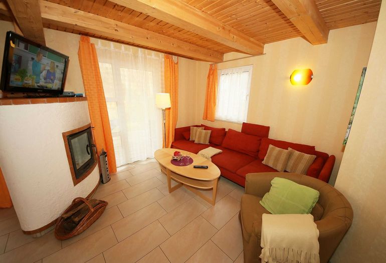 Sitzecke mit Kamin und TV