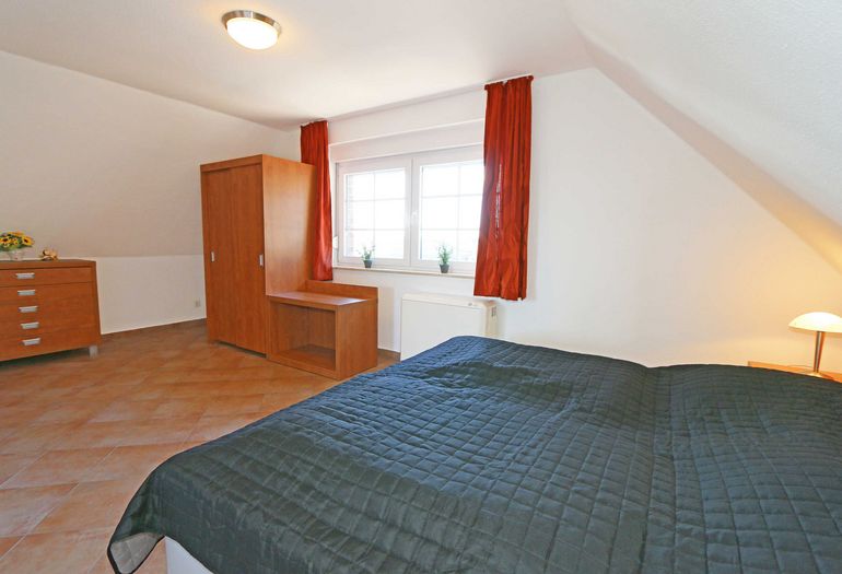 1. Schlafzimmer mit Kleiderschrank 1. Schlafzimmer mit Kleiderschrank