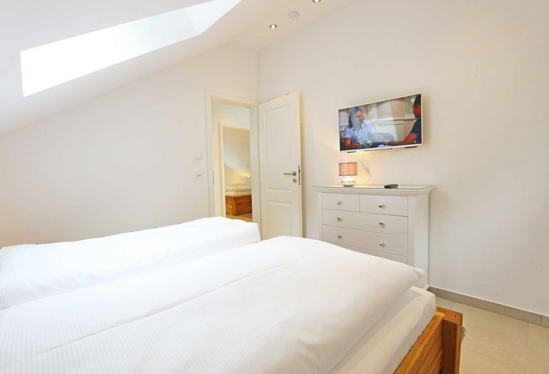 3. Schlafzimmer mit TV