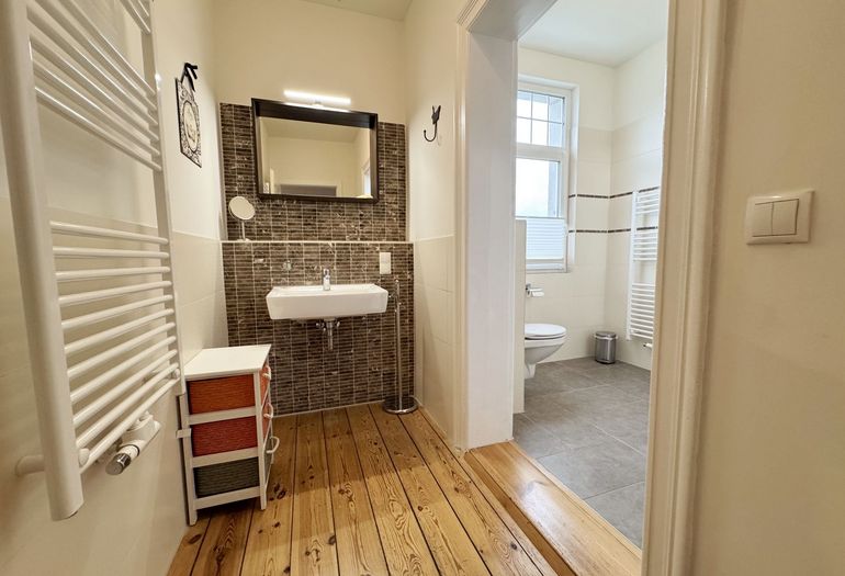 Duschbad mit großem Waschtisch