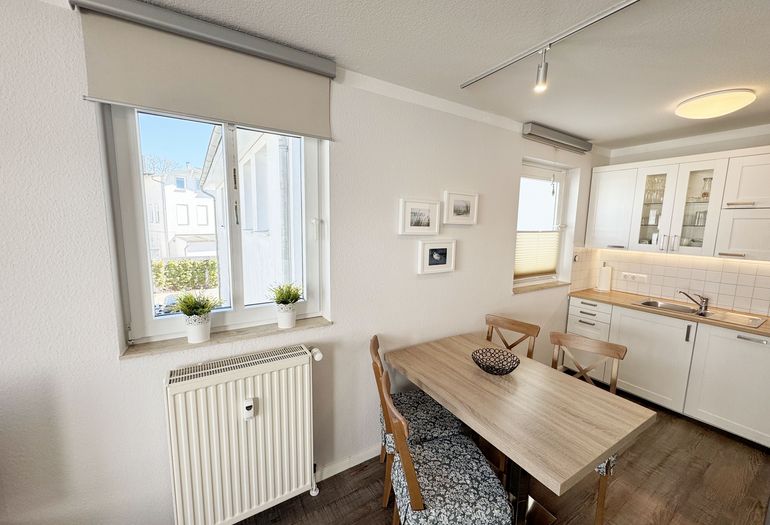 Essplatz mit Tisch und Stühlen Essplatz mit Tisch und Stühlen