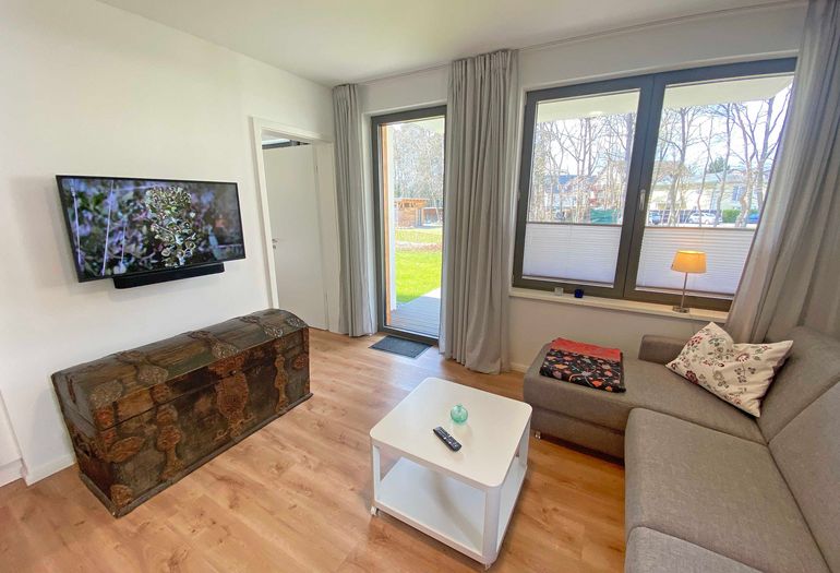 Wohnzimmer mit schöner Couch und TV Wohnzimmer mit schöner Couch und TV