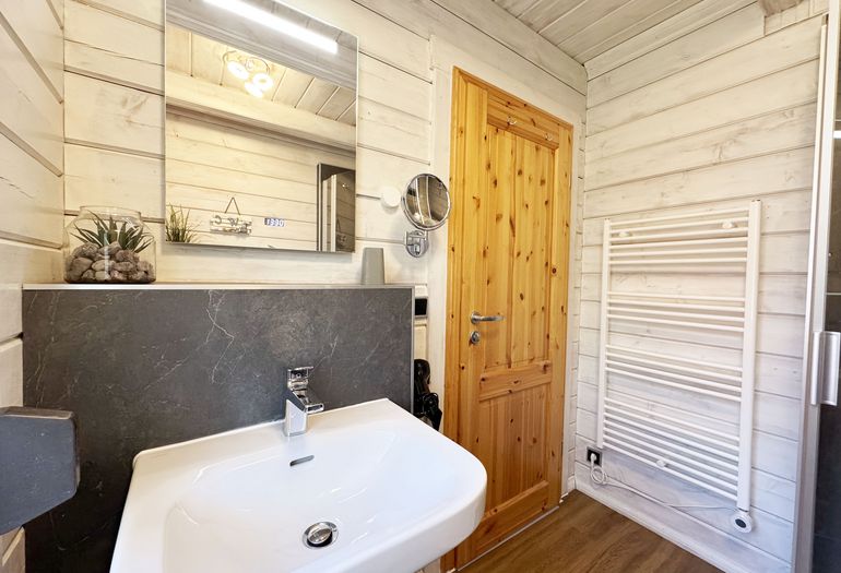 modernes Badezimmer mit Dusche, WC und Waschtisch