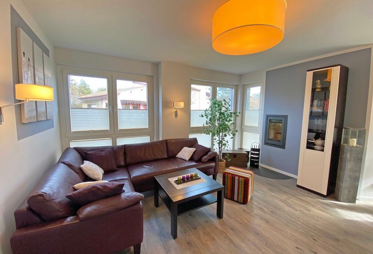 Wohnzimmer mit gemütlicher Couch