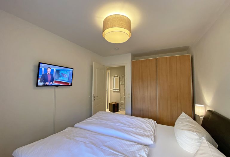 2. Schlafzimmer mit TV