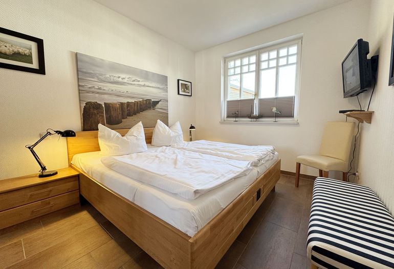 1.Schlafzimmer mit Doppelbett und Nachttischablagen 1.Schlafzimmer mit Doppelbett und Nachttischablagen
