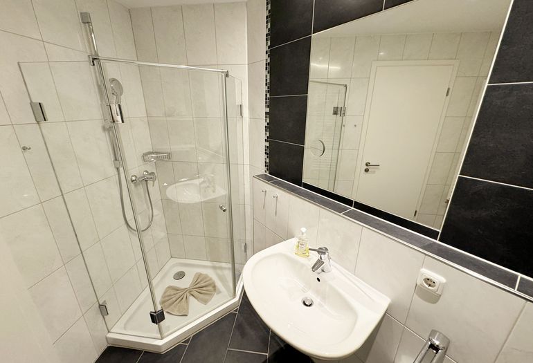 1. Badezimmer mit flachem Duscheinstieg