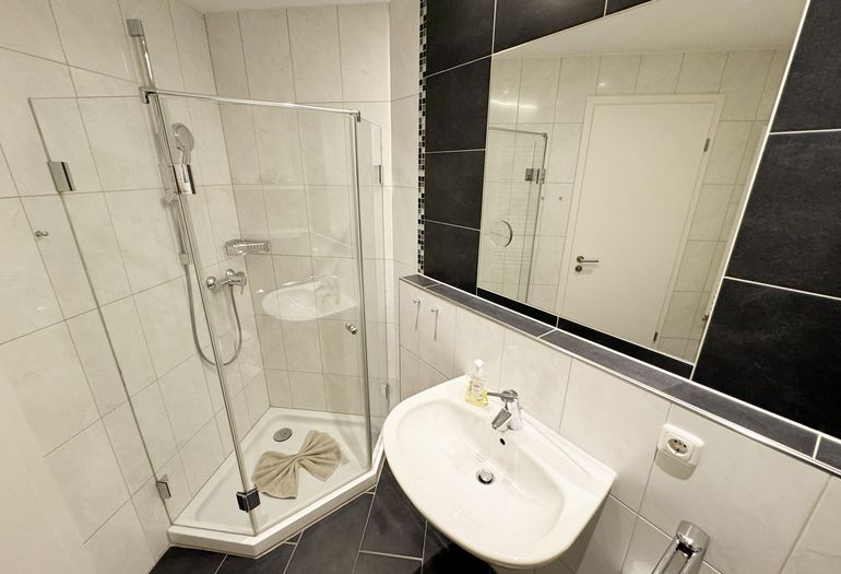 1. Badezimmer mit flachem Duscheinstieg 1. Badezimmer mit flachem Duscheinstieg