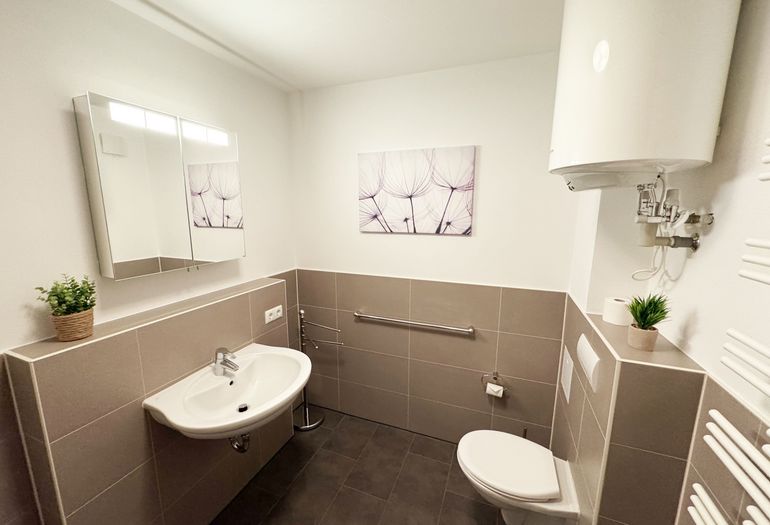 Badezimmer mit WC und Waschbecken