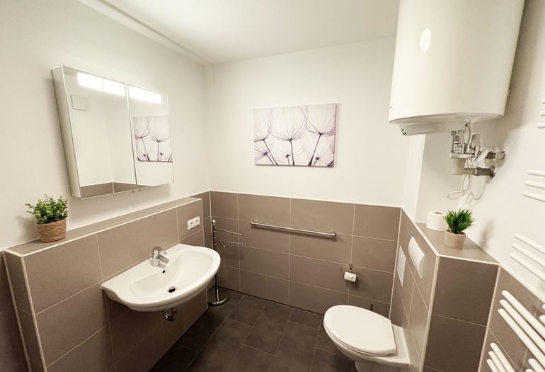 Badezimmer mit WC und Waschbecken Badezimmer mit WC und Waschbecken