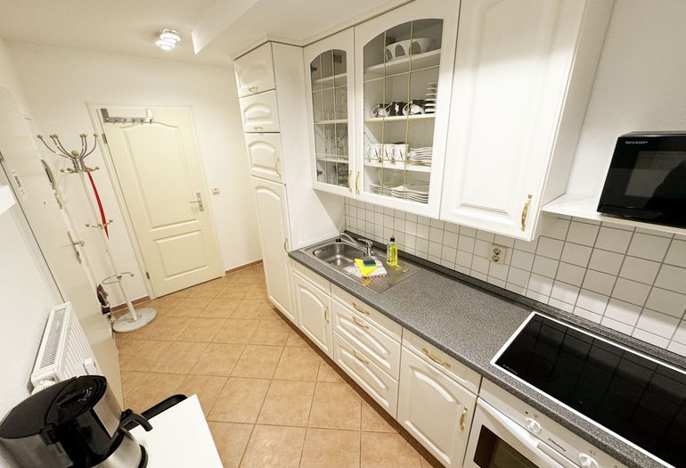 Küchenzeile mit Zugang zum Bad