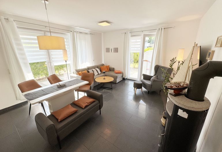 gemütlicher Wohnbereich mit Couch und Sessel gemütlicher Wohnbereich mit Couch und Sessel