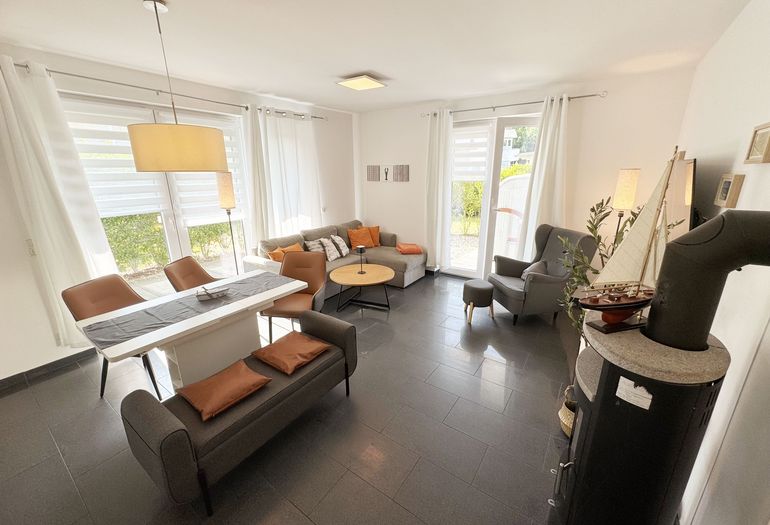 gemütlicher Wohnbereich mit Couch und Sessel gemütlicher Wohnbereich mit Couch und Sessel