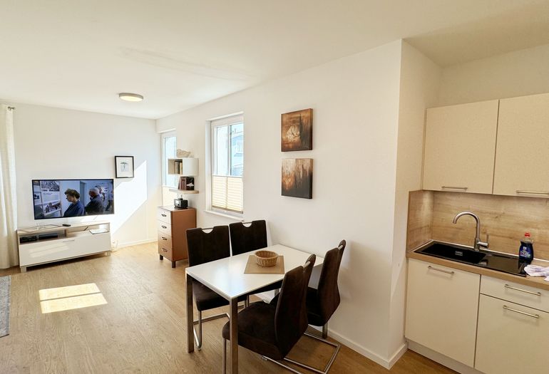 moderne Küchenzeile mit Essplatz