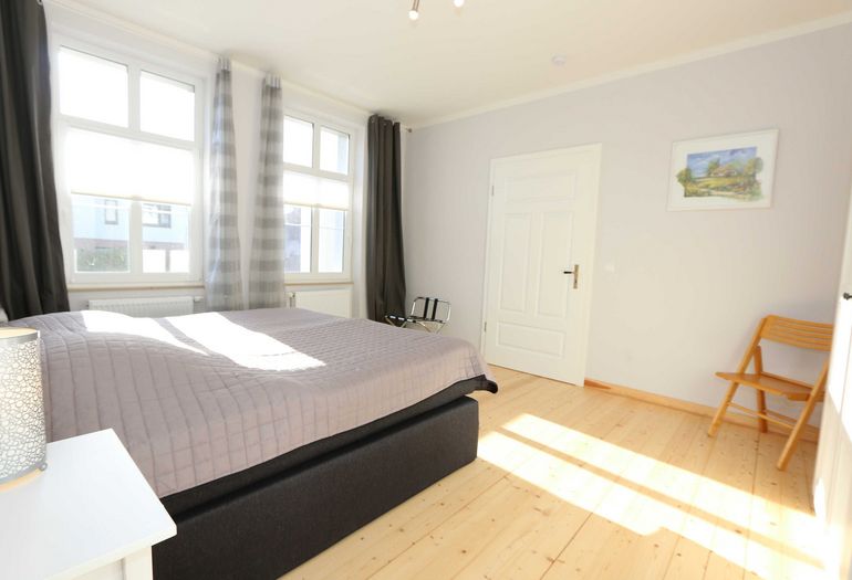 1. Schlafzimmer mit Kleiderschrank 1. Schlafzimmer mit Kleiderschrank