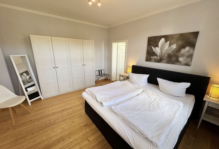 1. Schlafzimmer mit Boxspringbett und Kleiderschrank