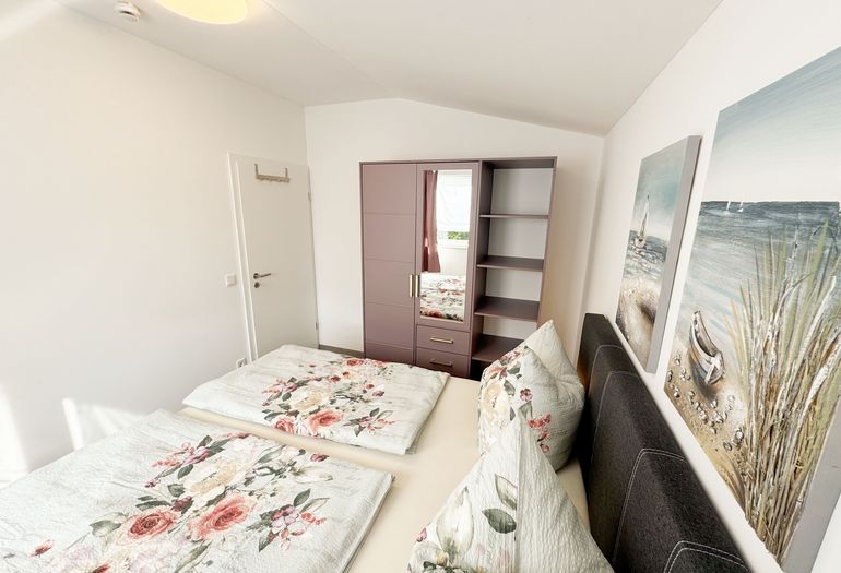 1. Schlafzimmer mit Kleiderschrank 1. Schlafzimmer mit Kleiderschrank