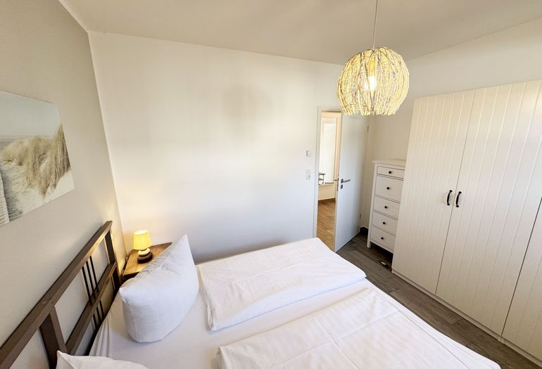 1.Schlafzimmer mit Doppelbett und Kleiderschrank 1.Schlafzimmer mit Doppelbett und Kleiderschrank