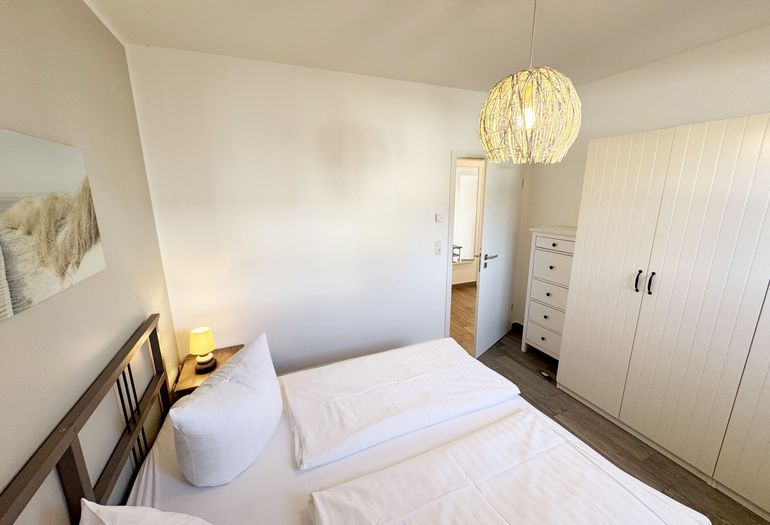 1.Schlafzimmer mit Doppelbett und Kleiderschrank
